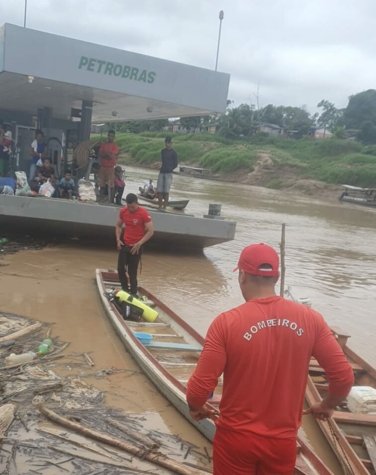 VÍDEO: correnteza empurra barco para debaixo de balsa em rio do interior do Acre VÍDEO: correnteza empurra barco para debaixo de balsa em rio do interior do Acre