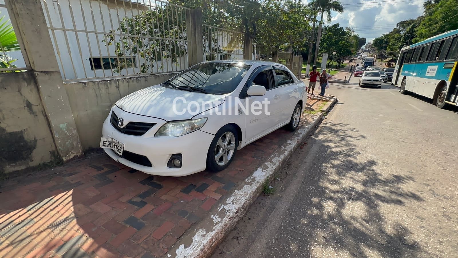 Motorista perde o controle de veículo e bate no muro da maternidade de Rio Branco