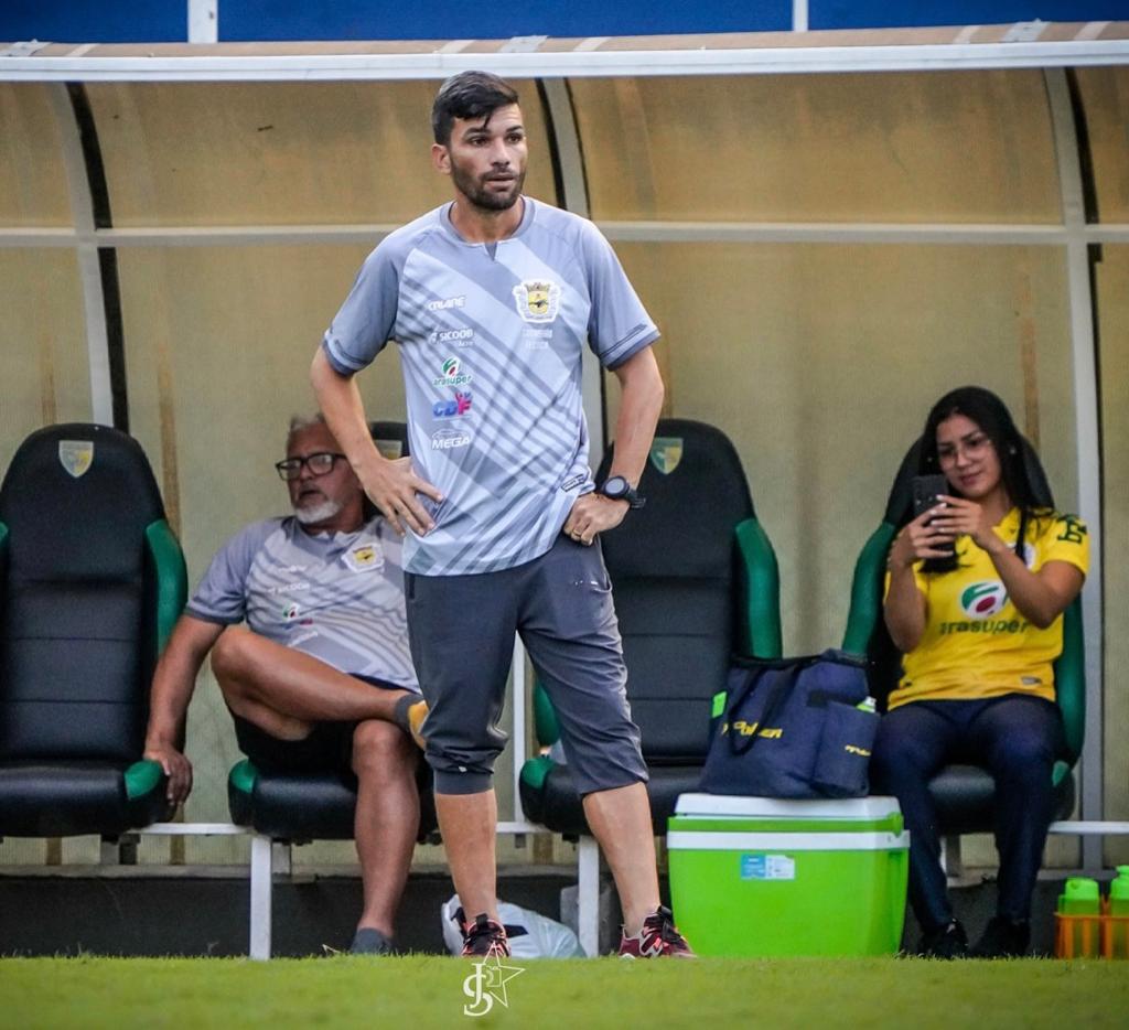 Kinho Brito comanda treino de bolas paradas e define o Galvez