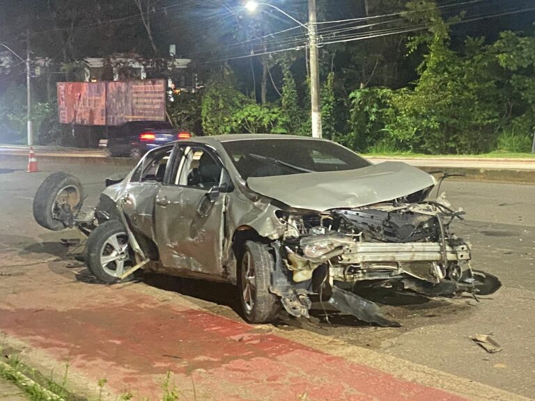 Carro em alta velocidade capota após colidir com outro na estrada Dias Martins