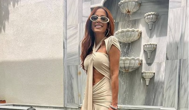 Anitta dá cantada em homem no meio da rua na Turquia e essa foi a reação dele