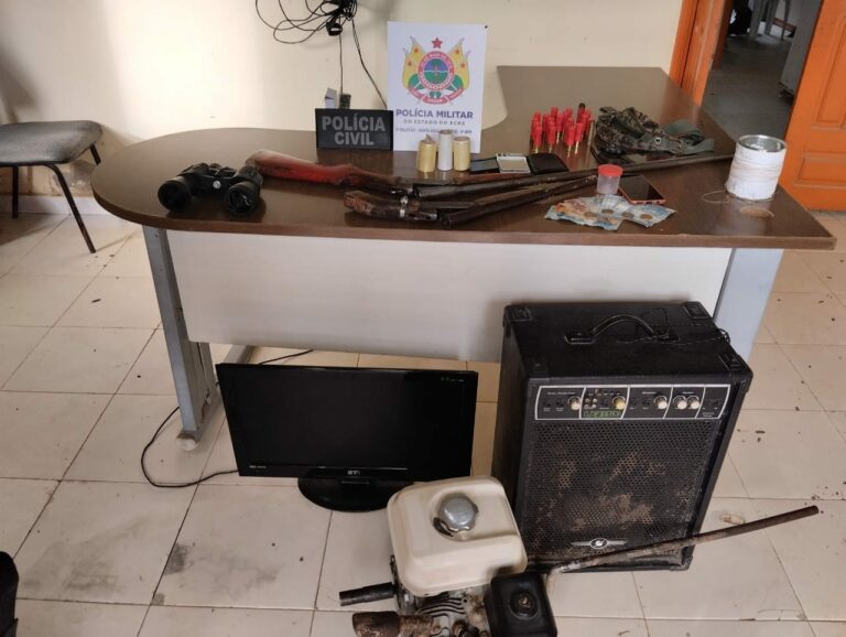 No interior, polícia apreende trio de adolescentes que portavam armas de fogo