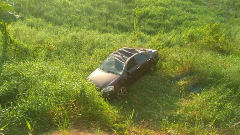 Motorista perde o controle do carro e cai em ribanceira no rio Iaco