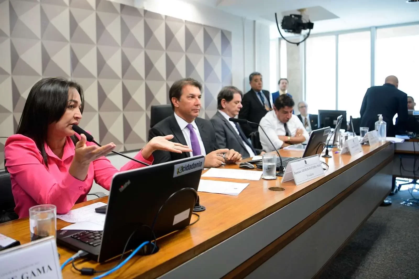 Deputado e senadora batem boca em sessão na CPMI dos Atos Golpistas durante depoimento