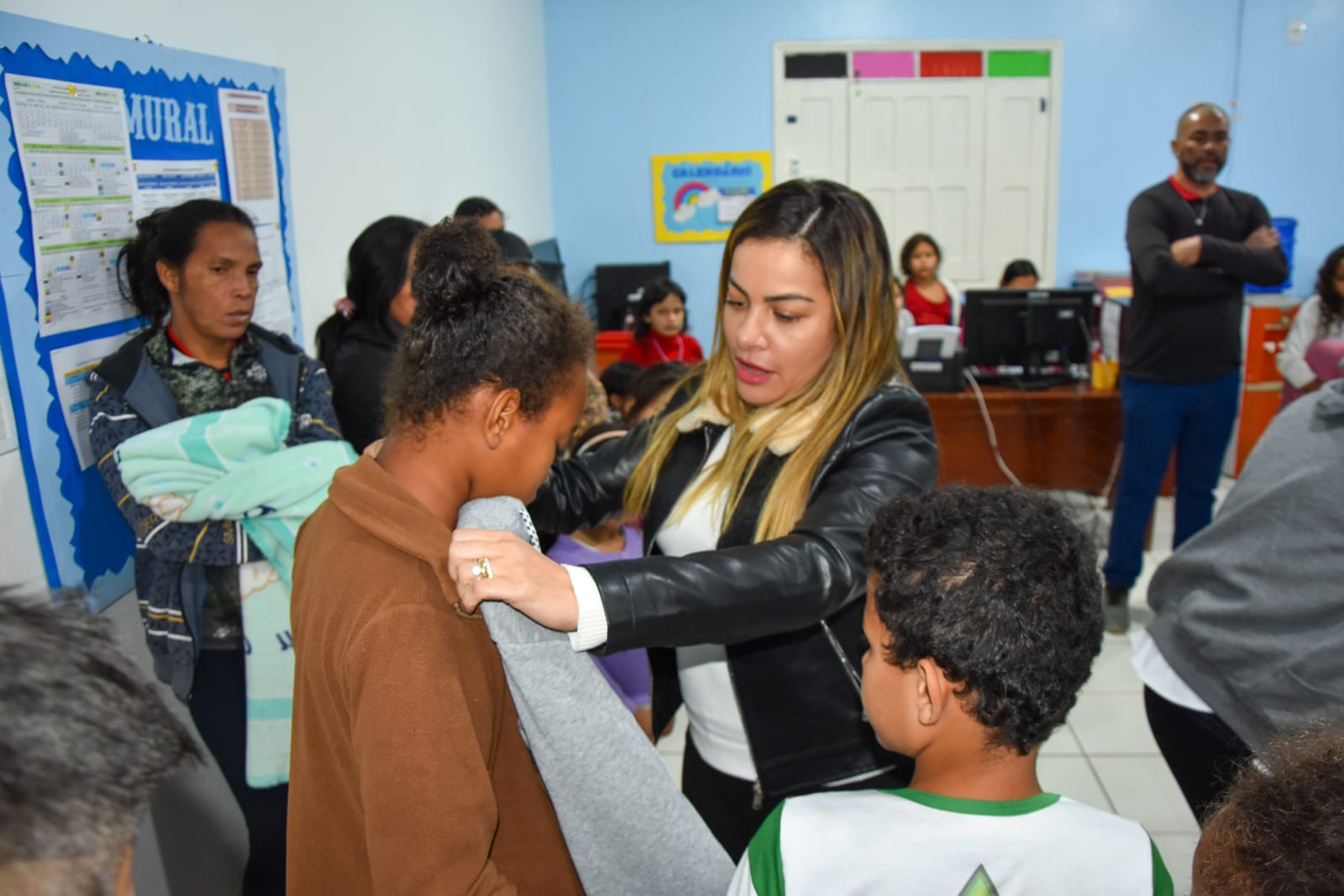 Ação Humanitária: Prefeita Fernanda Hassem entrega cestas orgânicas e agasalhos em bairros