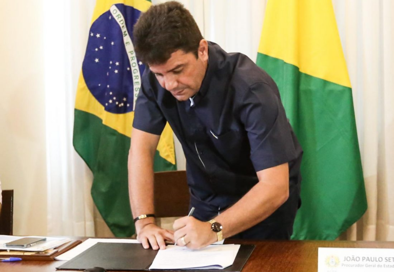 Gladson sanciona pacote de leis que beneficia pessoas com fibromialgia e protege animais