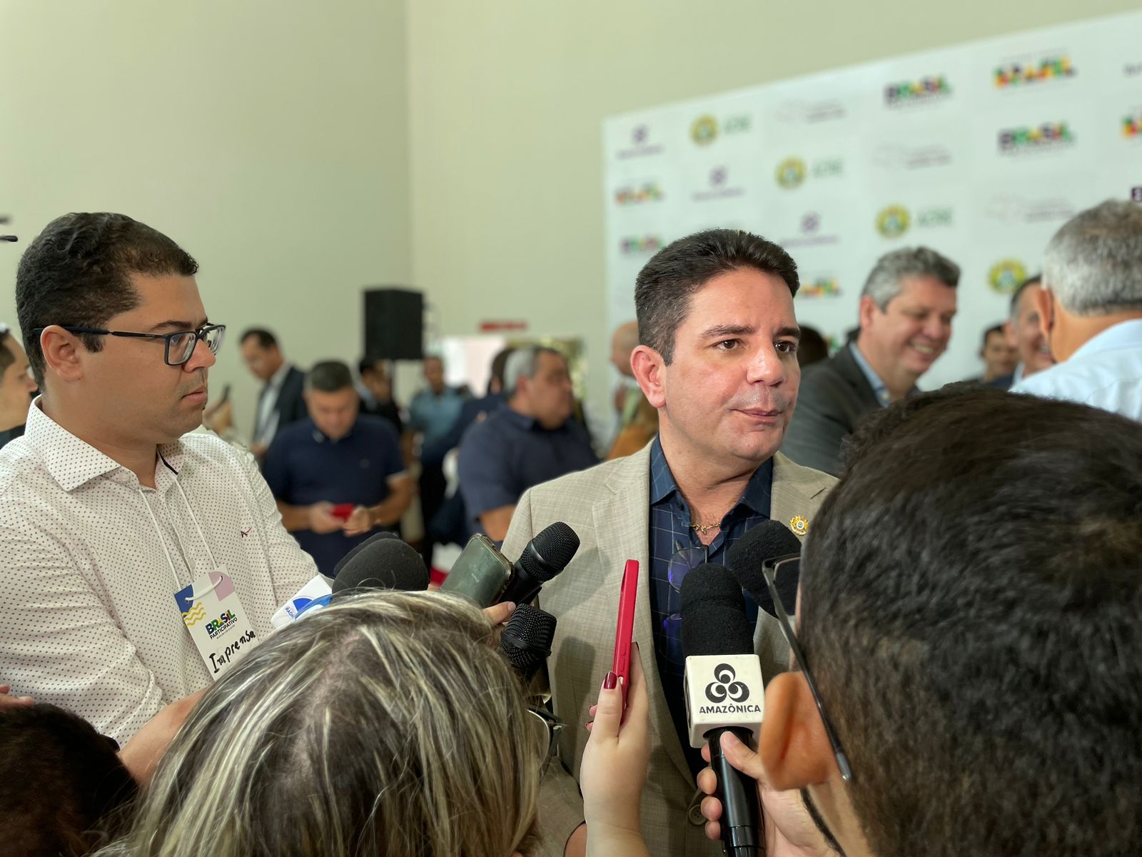 “Vamos dar moradia para esse povo”, diz Gladson a manifestantes do MTST