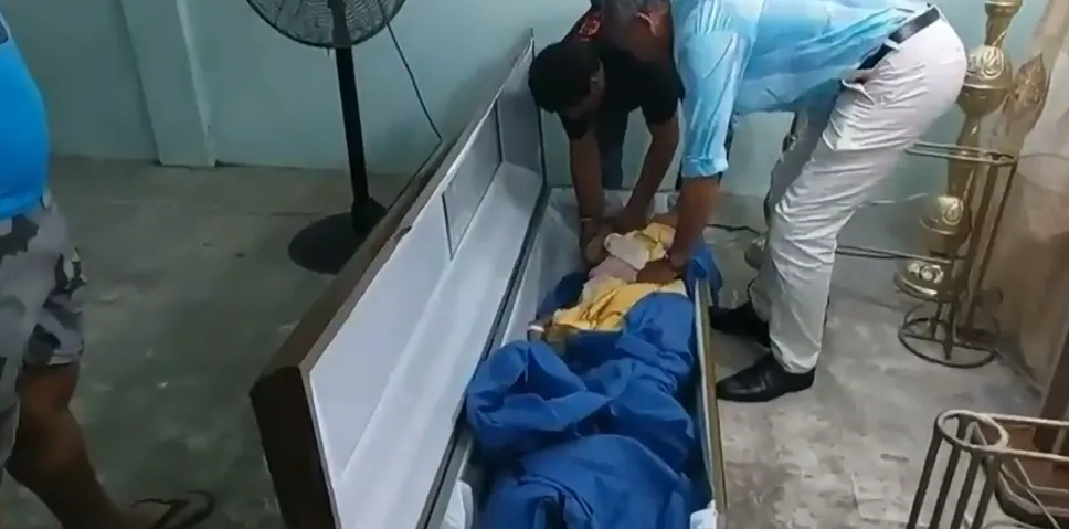 Idosa considerada morta acorda dentro de caixão no próprio velório no Equador