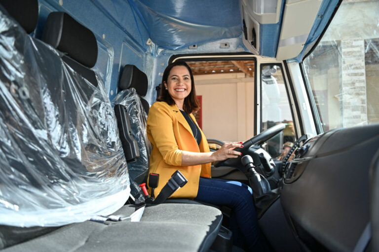 Em Feijó, Mailza Assis entrega veículo para apoiar trabalho de moveleiros