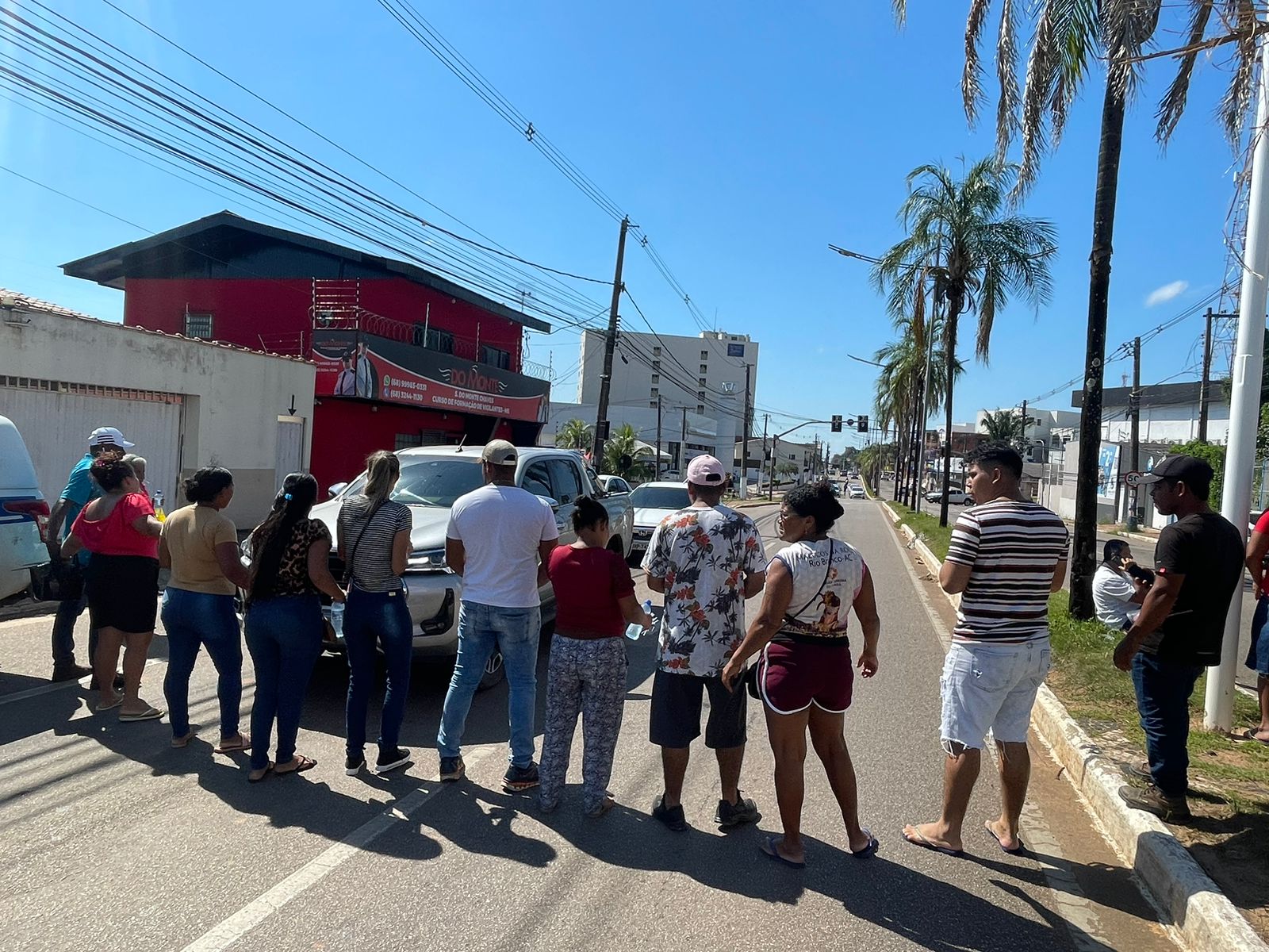 Manifestantes fecham Avenida Ceará após Acisa encerrar vagas para ambulantes na ExpoAcre