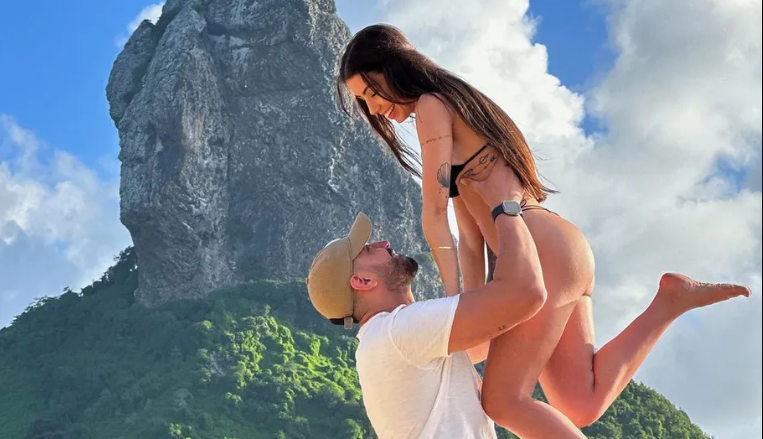 Maria Lina aproveita viagem romântica com o namorado por Noronha