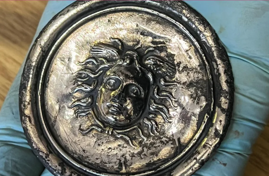 Medalha de 1,8 mil anos com rosto de Medusa é achada em antigo forte roman