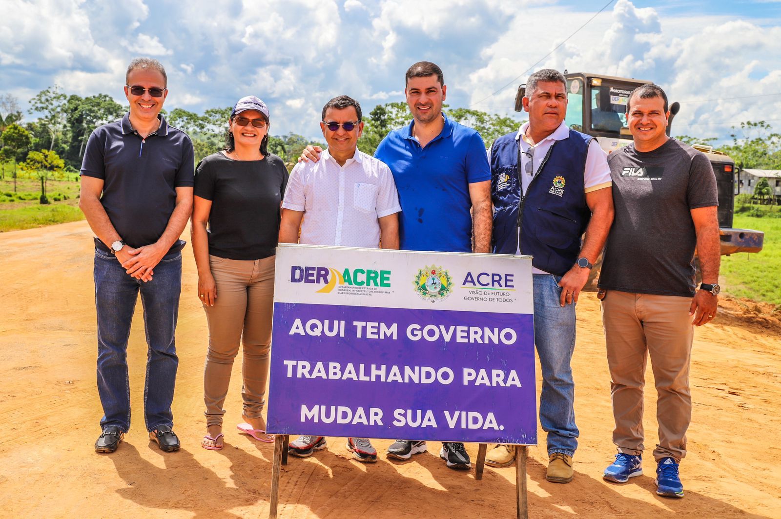 Gonzaga e Nicolau visitam obra de estrada que vai tirar produtores rurais do isolamento no Acre