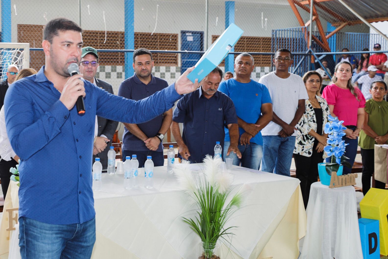 No Bujari, Nicolau participa da entrega de kits escolares para alunos da rede estadual
