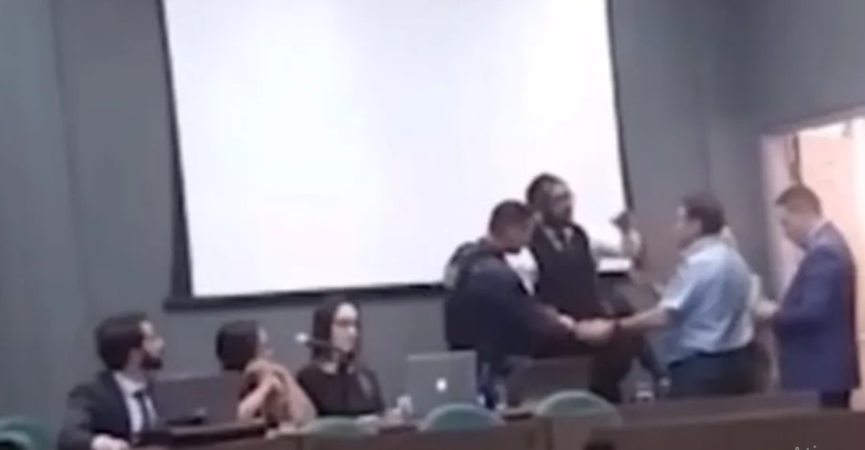 Entidade vai ao CNJ contra juiz que expulsou advogado negro por oferecer água à testemunha