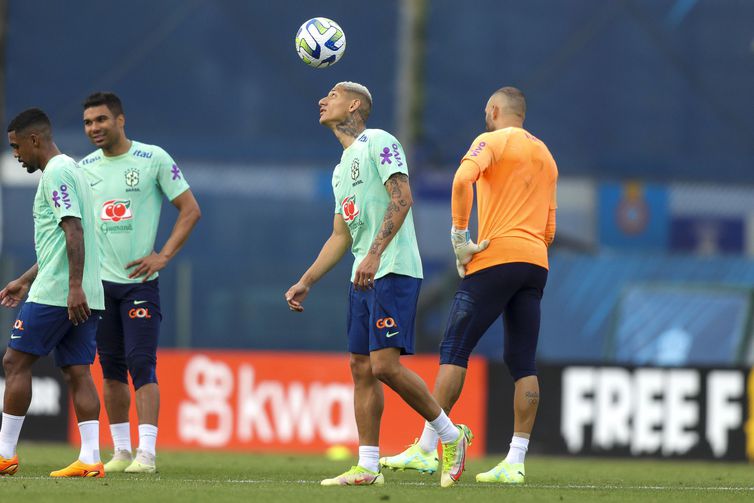 Seleção brasileira realiza 1º treino com grupo completo em Barcelona