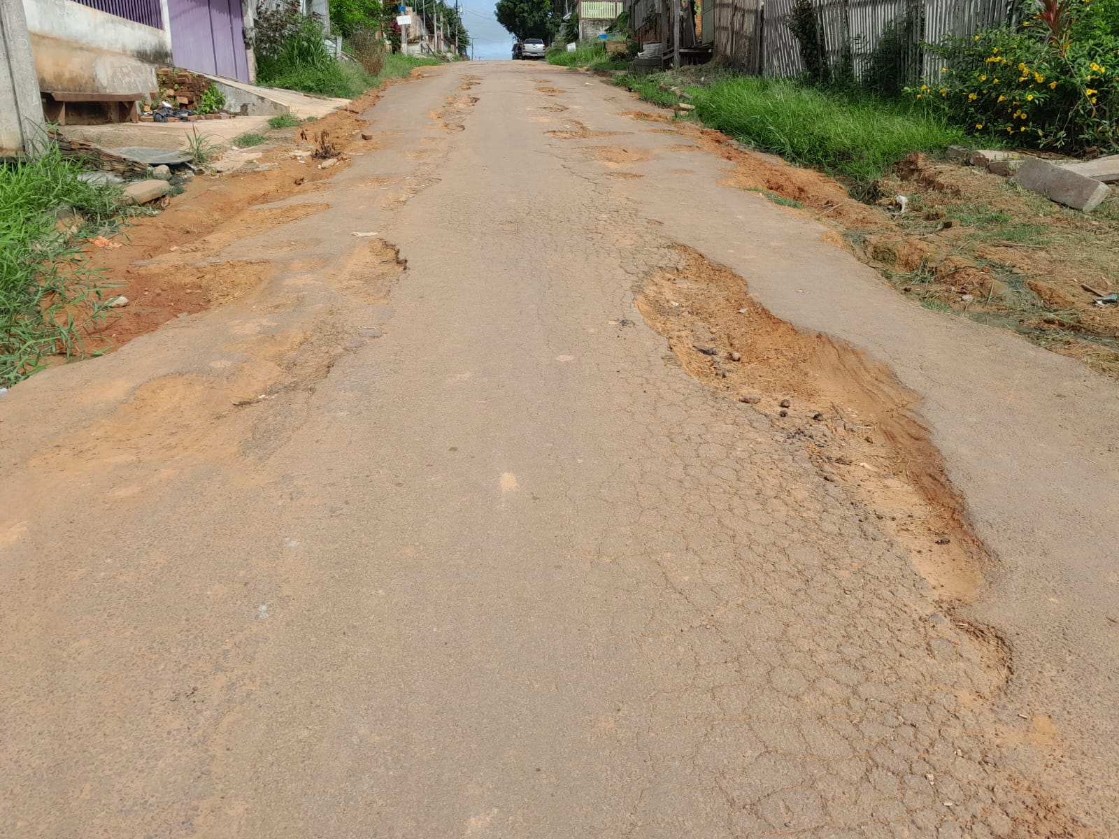 Bastante esburacada, rua de Sena Madureira oferece riscos e moradores cobram prefeito