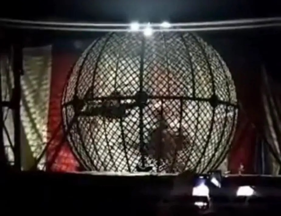 Motociclistas se chocam durante performance em ‘globo da morte’; veja vídeo