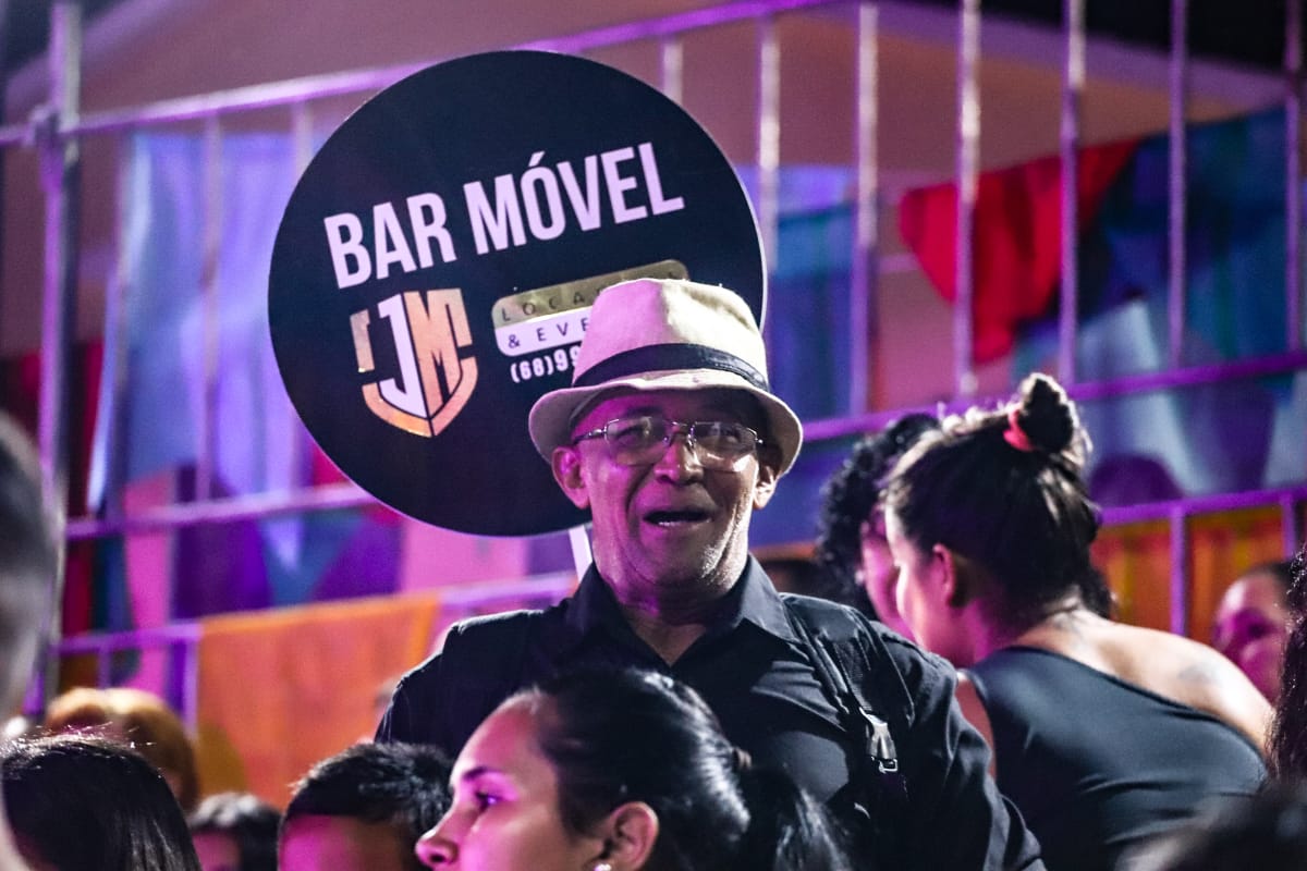 Vendedor inova e cria “bar móvel” no Arraial Cultural 2023