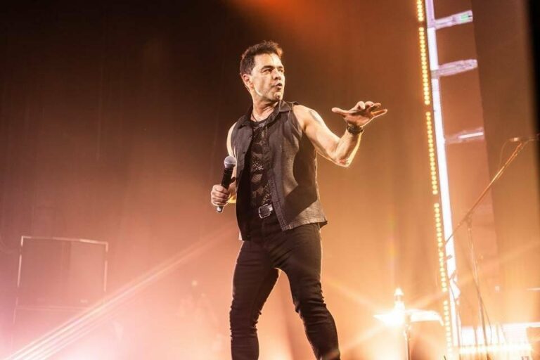 Zezé paralisa show e solta o verbo após críticas por “falhas” na voz