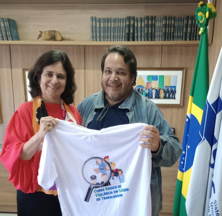 Militante do Acre visita ministra da Saúde e a convida para vir ao Estado