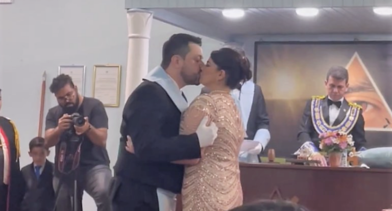 Médico Guilherme Pullici e esposa celebram 20 anos de casamento em loja maçônica