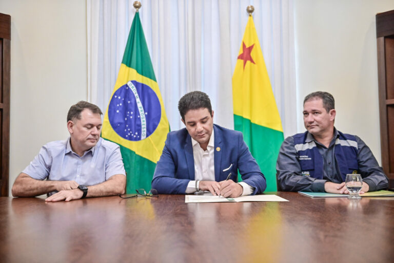 Gladson sanciona novo prontuário médico, cria política de câncer e ensino de Libras nas escolas