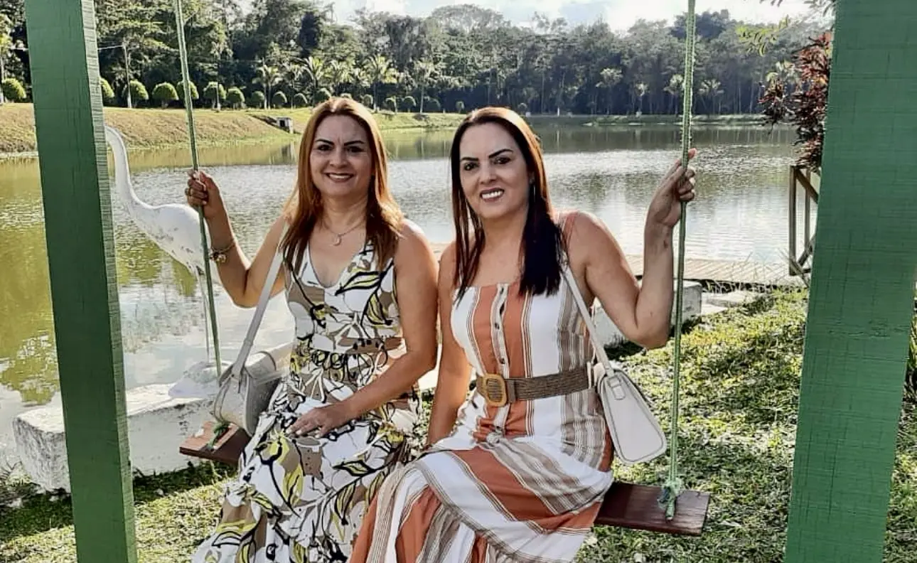 Gêmeas Marta e Márcia Cavalcante abrem albúm de festa de aniversário em Sena; FOTOS