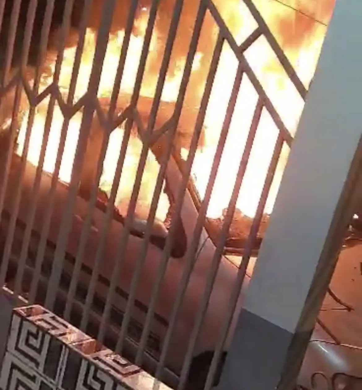 VÍDEO: carro é incendiado em frente a escola no interior do Acre