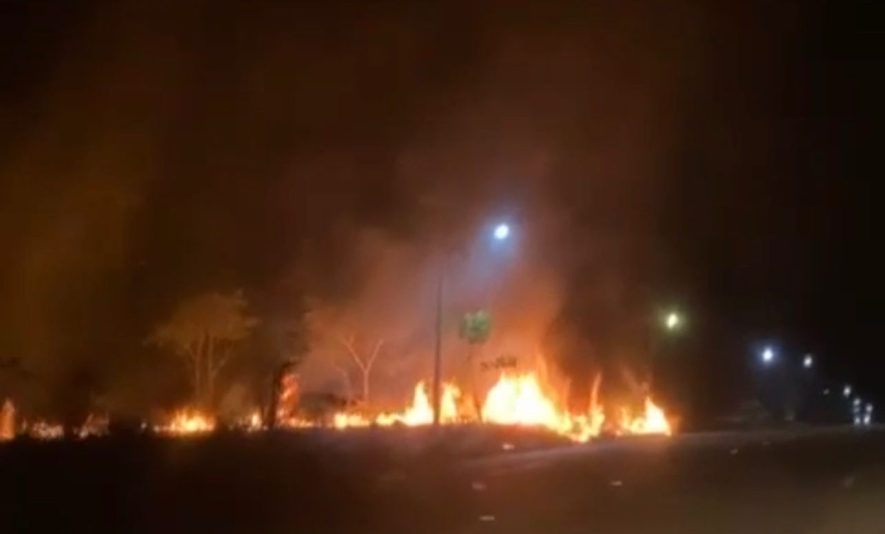 Incêndio de grandes proporções toma conta de terreno baldio em Rio Branco