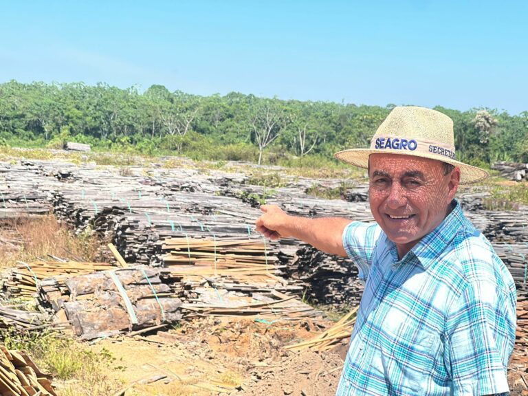 Bocalom visita empresa doadora de madeira para construção de mais de 1 mil casas