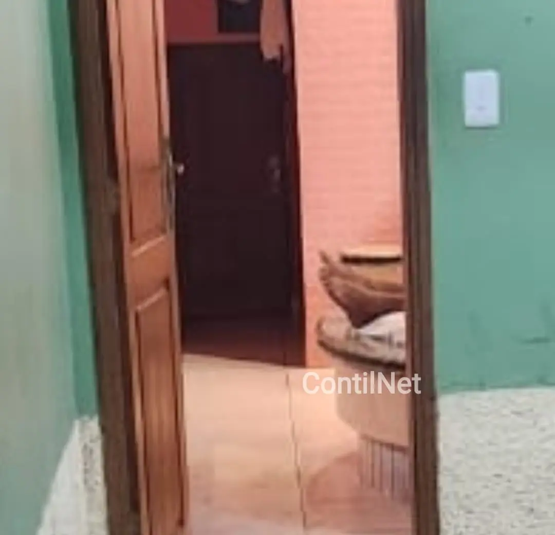 A polícia considera as hipóteses de infarto ou overdose de drogas, tendo em vista que trouxinhas com cocaína foram encontradas no local