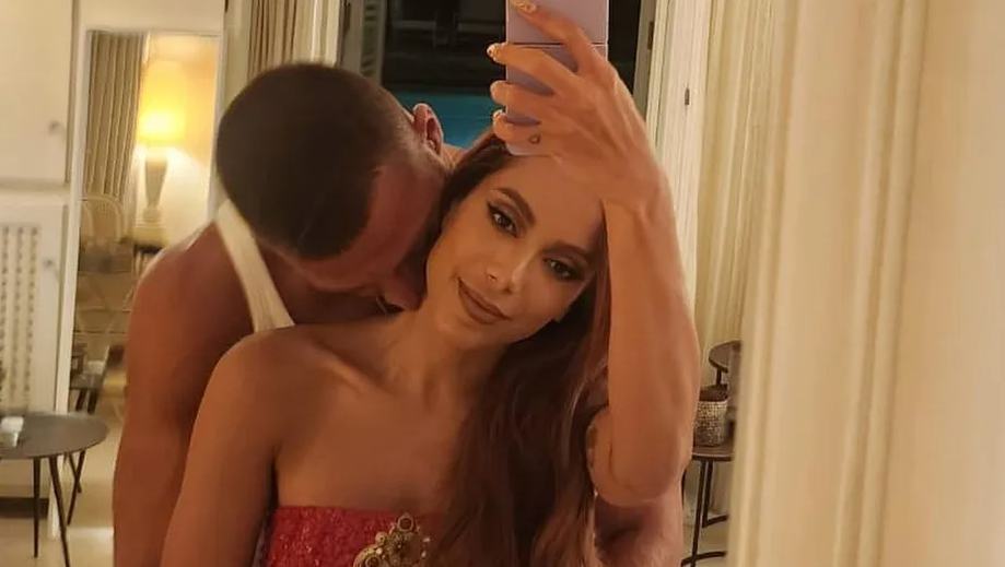 Anitta nega namoro com Simone Susinna e diz que está solteira