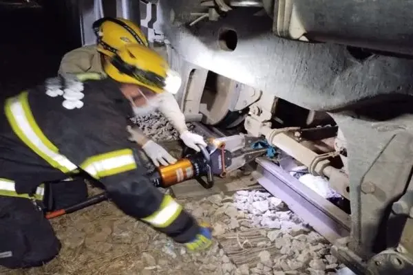 Homem morre após ser atropelado por trem e ter parte das pernas amputadas