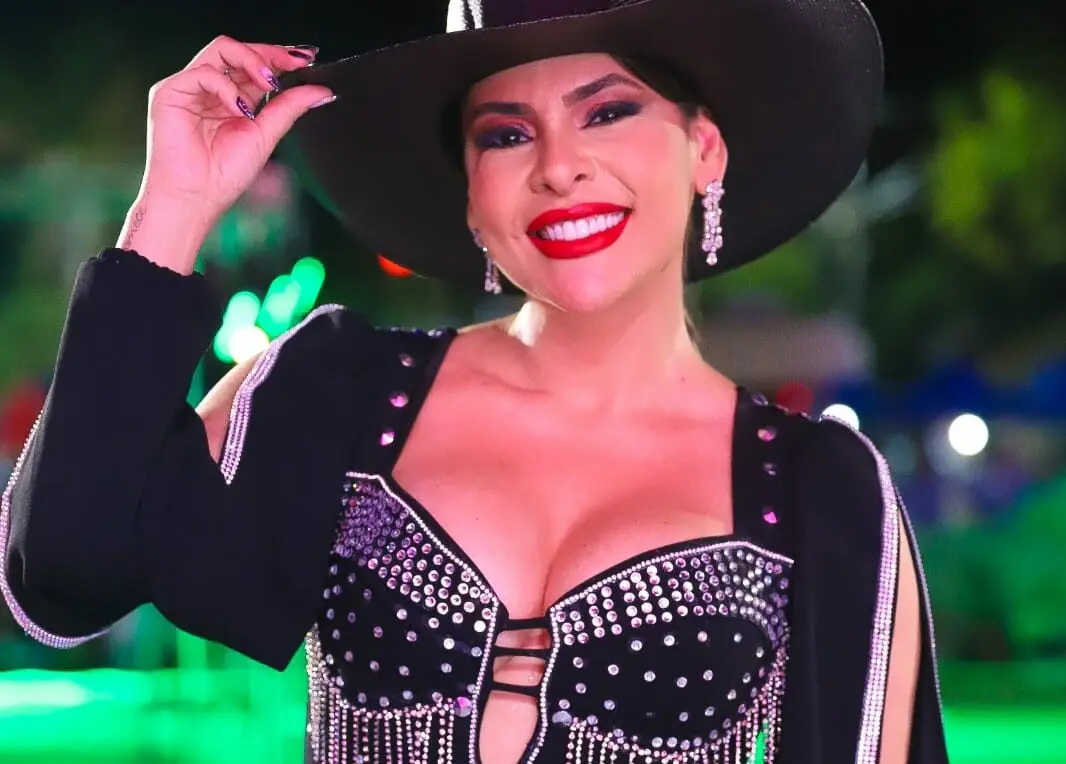 Influencer Maykeline Maia se destaca como apresentadora no concurso Rainha da Expoacre