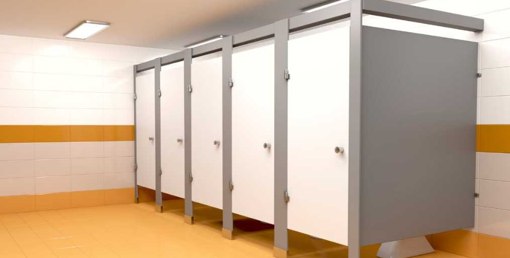 Por que você não deve entrar na cabine do meio no banheiro público