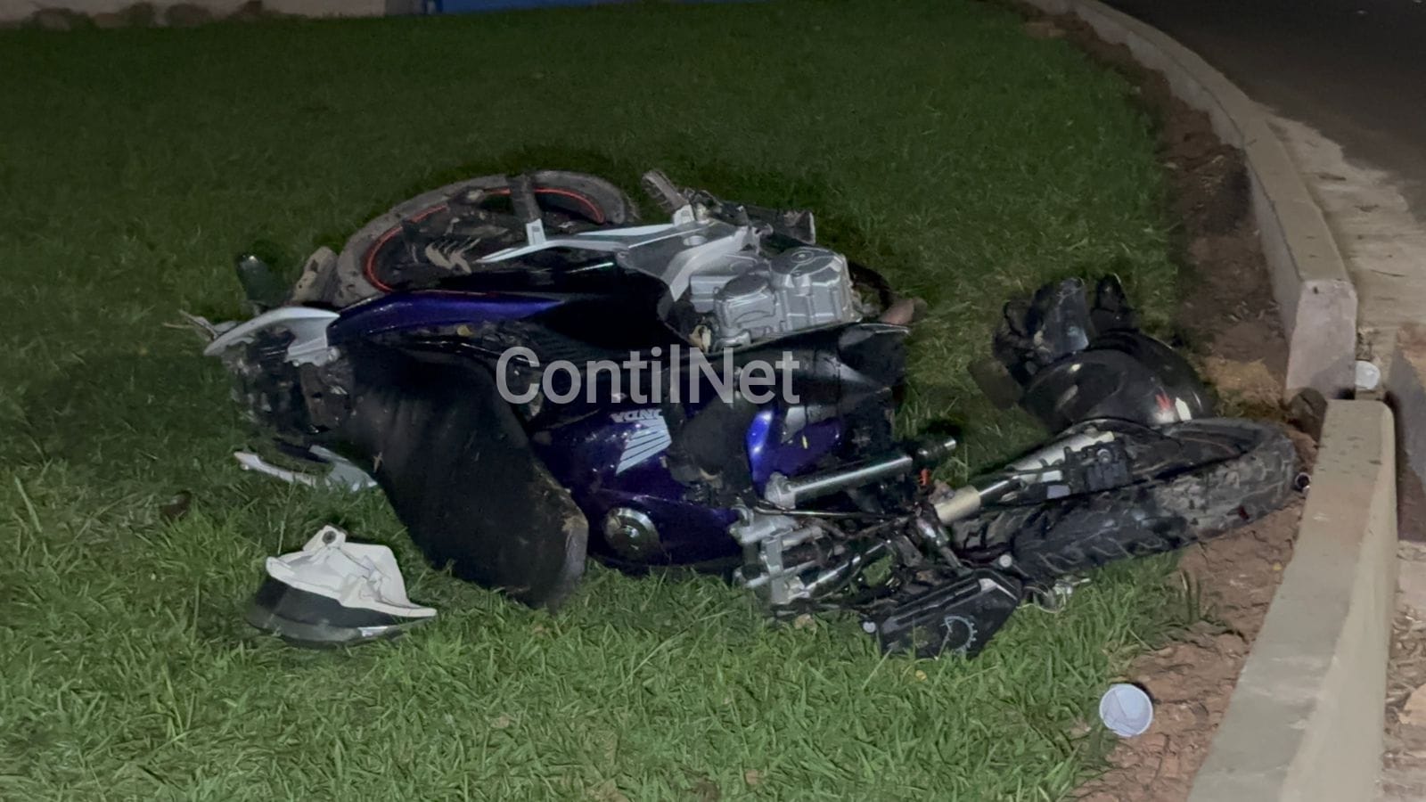 Dupla vai parar no PS após perder o controle de moto e invadir rotatória