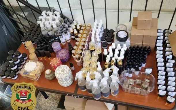 Influenciadora com mais de 2 mi de seguidores é presa por fabricar cosméticos