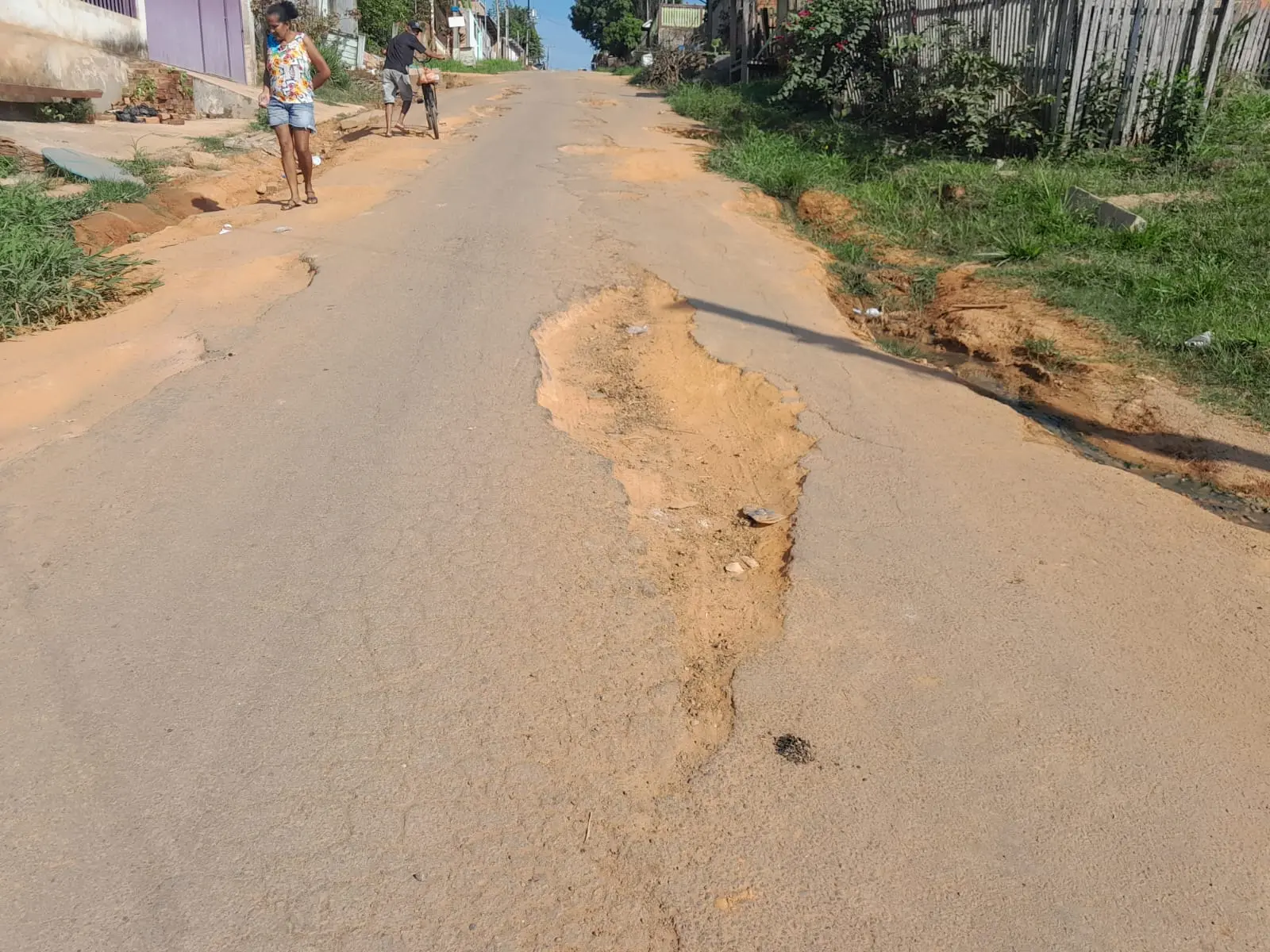 Moradores pedem providências a Mazinho por conta de rua tomada por buracos: “Um caos”
