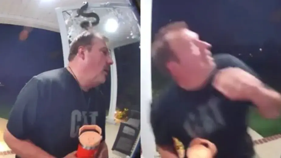 Homem é mordido por cobra após abrir a porta de casa e vídeo viraliza; veja