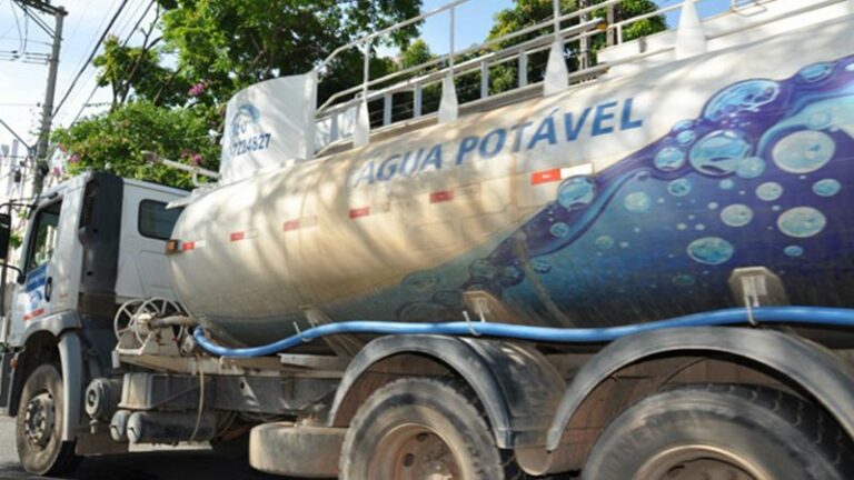 Criança morre após ser atropelada por caminhão-pipa; motorista está foragido