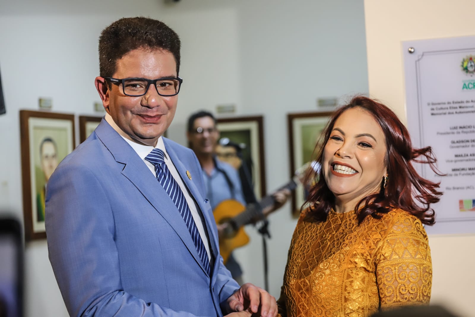 “Estado de direito mais próximo das pessoas”, diz Gladson em posse de nova procuradora do Estado