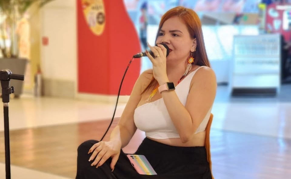 Clara Castilhos celebra divas do samba nesta quinta-feira (13); Confraria é palco do show