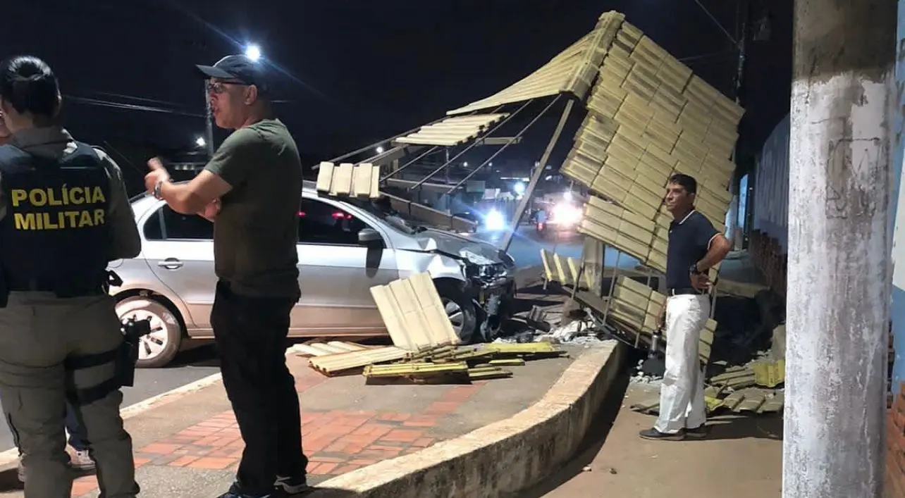 Condutor colide contra parada de ônibus em Rio Branco