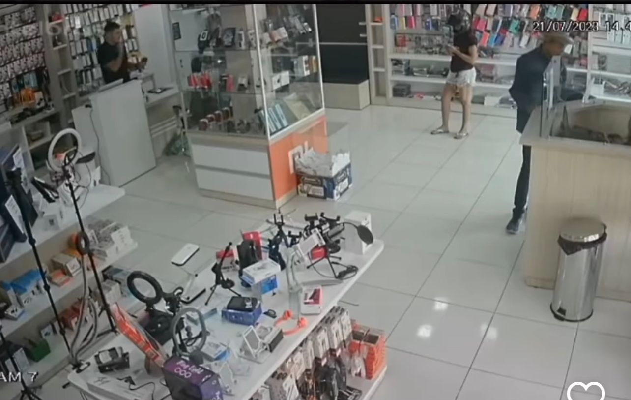 Criminosos assaltam loja de celulares em Cruzeiro do Sul; veja o vídeo