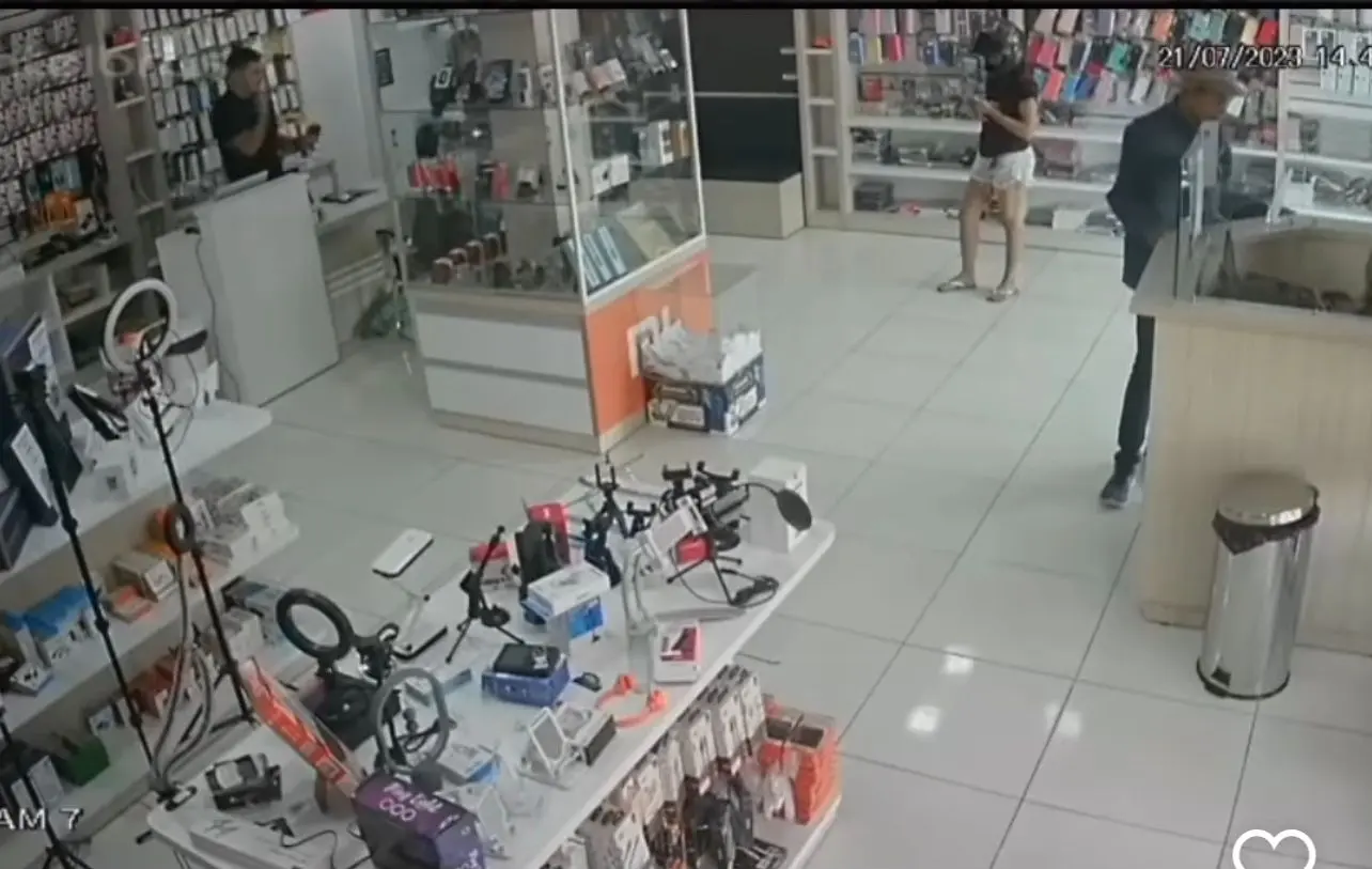 Criminosos assaltam loja de celulares em Cruzeiro do Sul; veja o vídeo