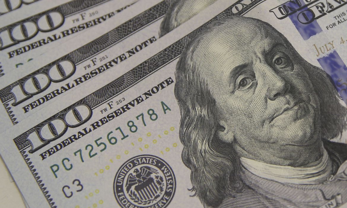 Dólar tem forte alta e fecha a R$ 4,93 com dados dos Estados Unidos