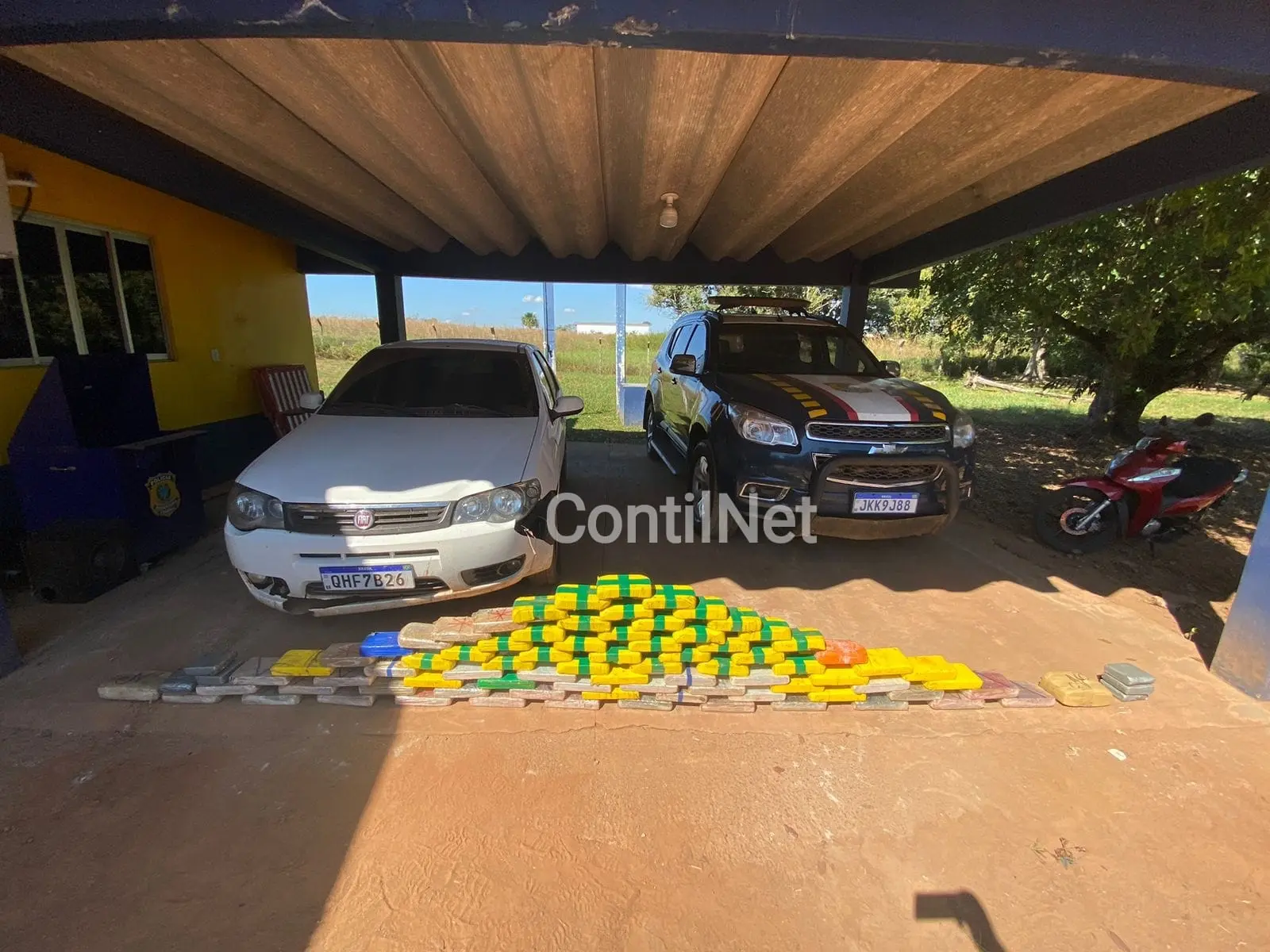 Dupla é presa transportando 87 kg drogas em veículo para Rio Branco