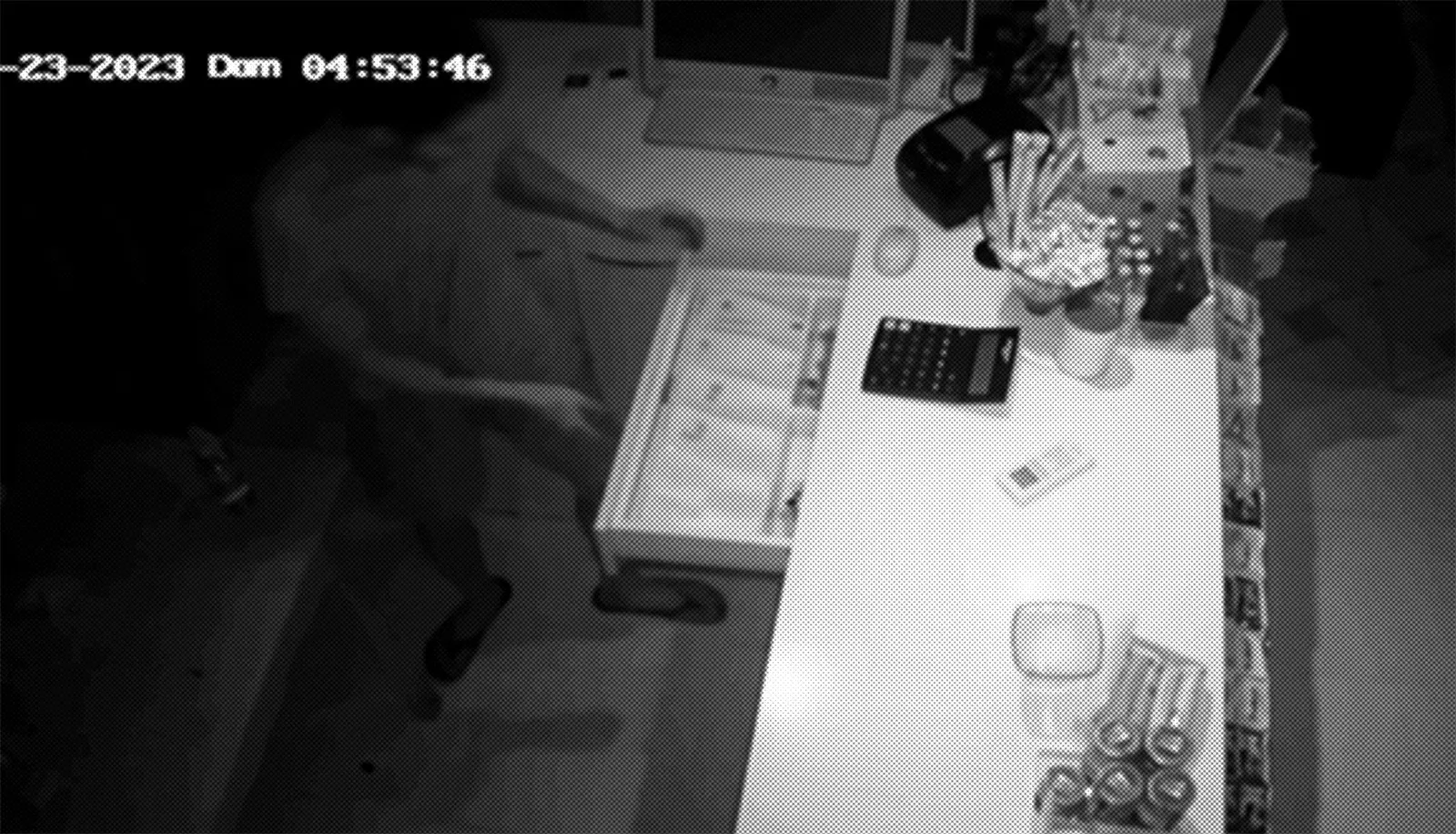 Restaurante é invadido por criminoso; população teme onda de assaltos