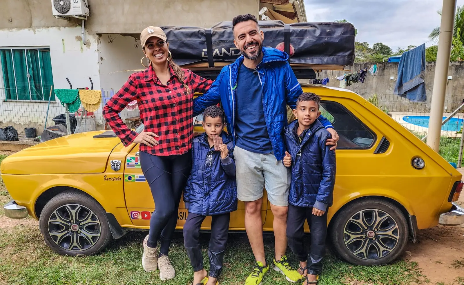 Família que viaja o Brasil em um Fiat 147 chega ao Acre; assista a videorreportagem